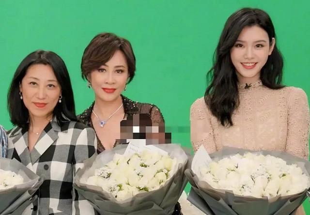 奚梦瑶与刘嘉玲同框出镜,两人相差24岁,超模气场还不如演员?|奚梦瑶|