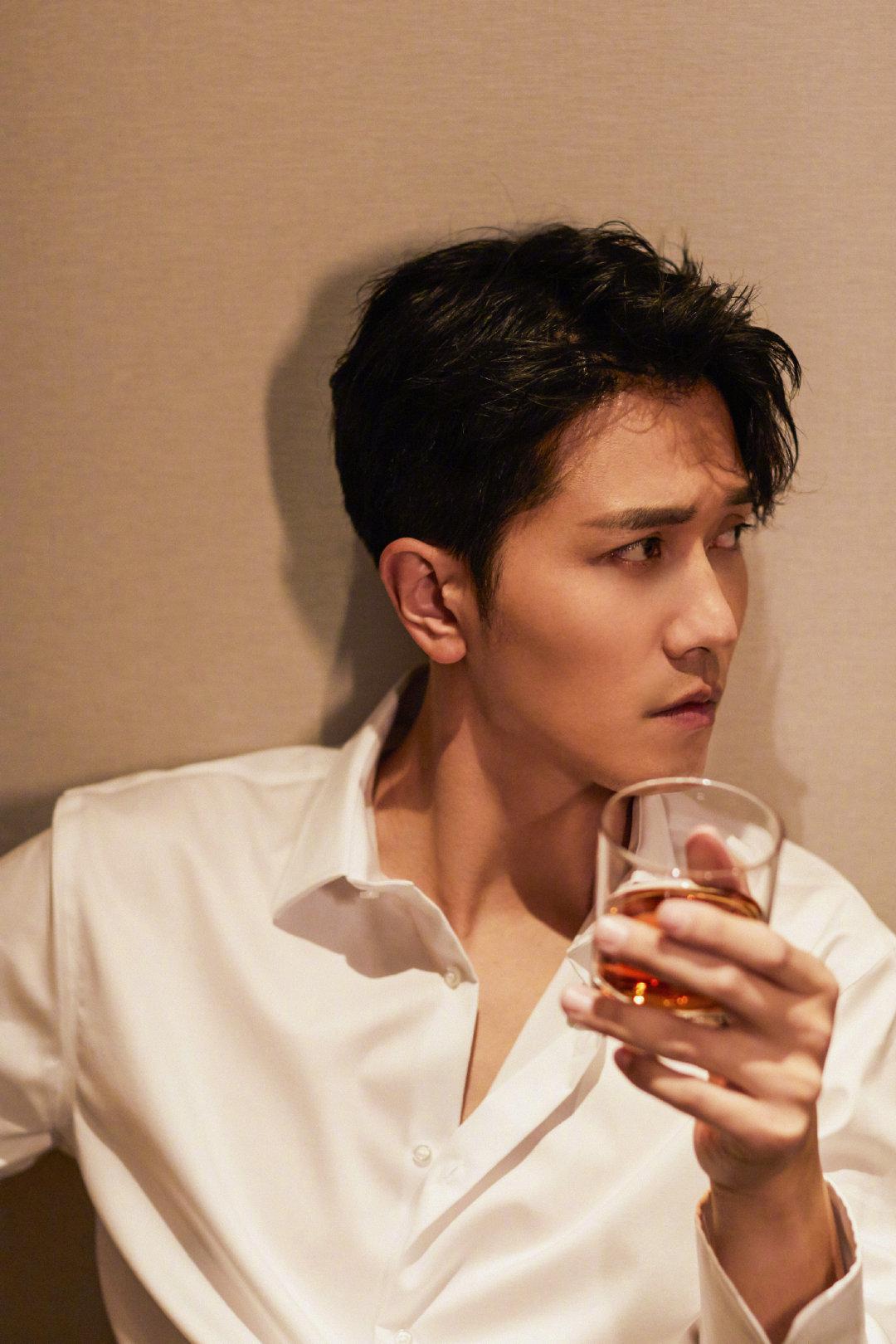 不管是白衬衫还是黑西装都好看的彭漂亮|彭冠英_新浪新闻