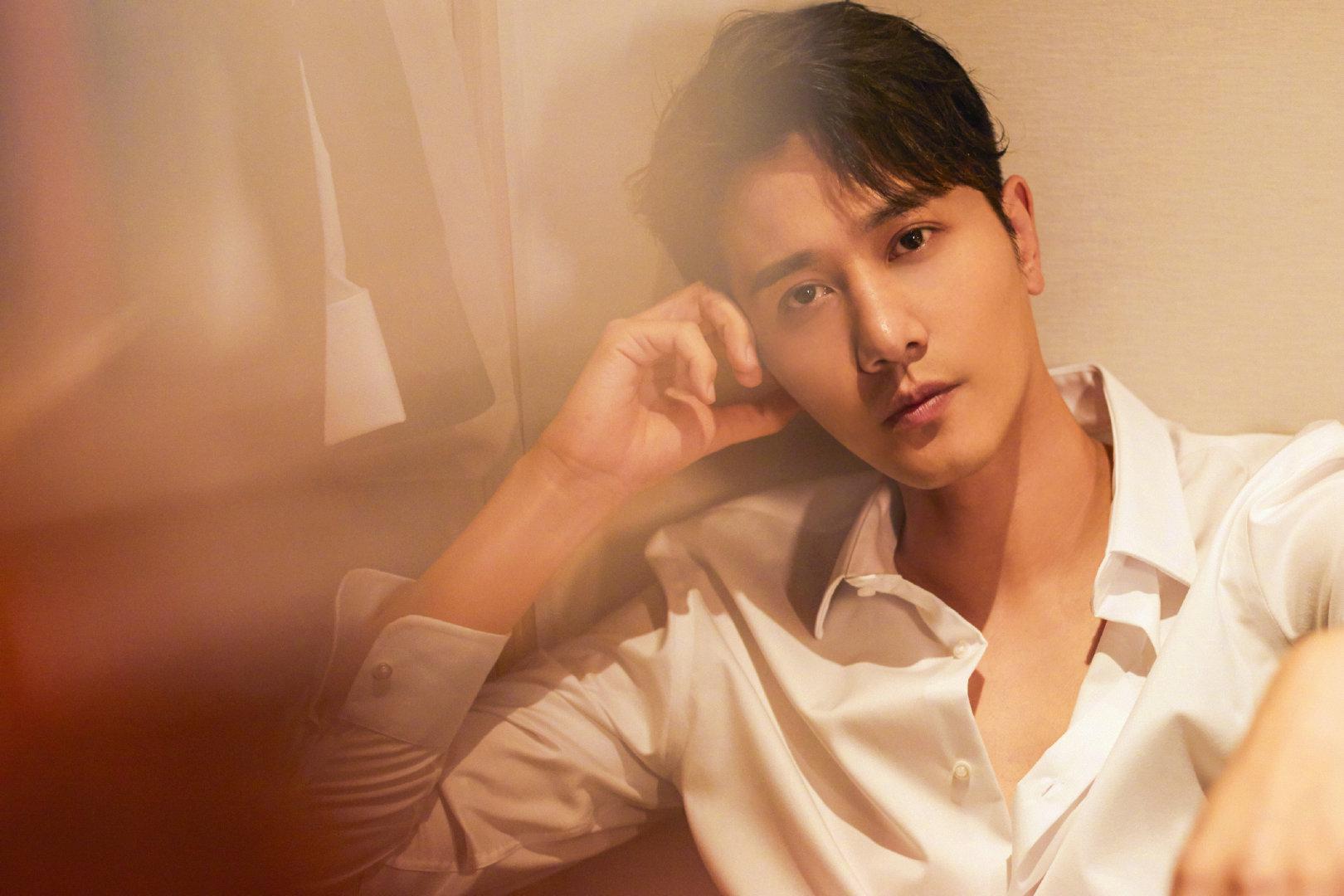 不管是白衬衫还是黑西装都好看的彭漂亮|彭冠英_新浪新闻