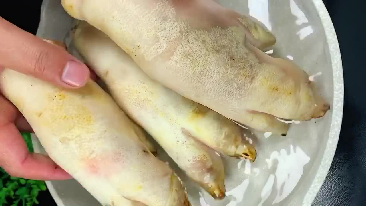 教你做好吃的卤猪蹄,酱香味美肥而不腻,既解馋又美味