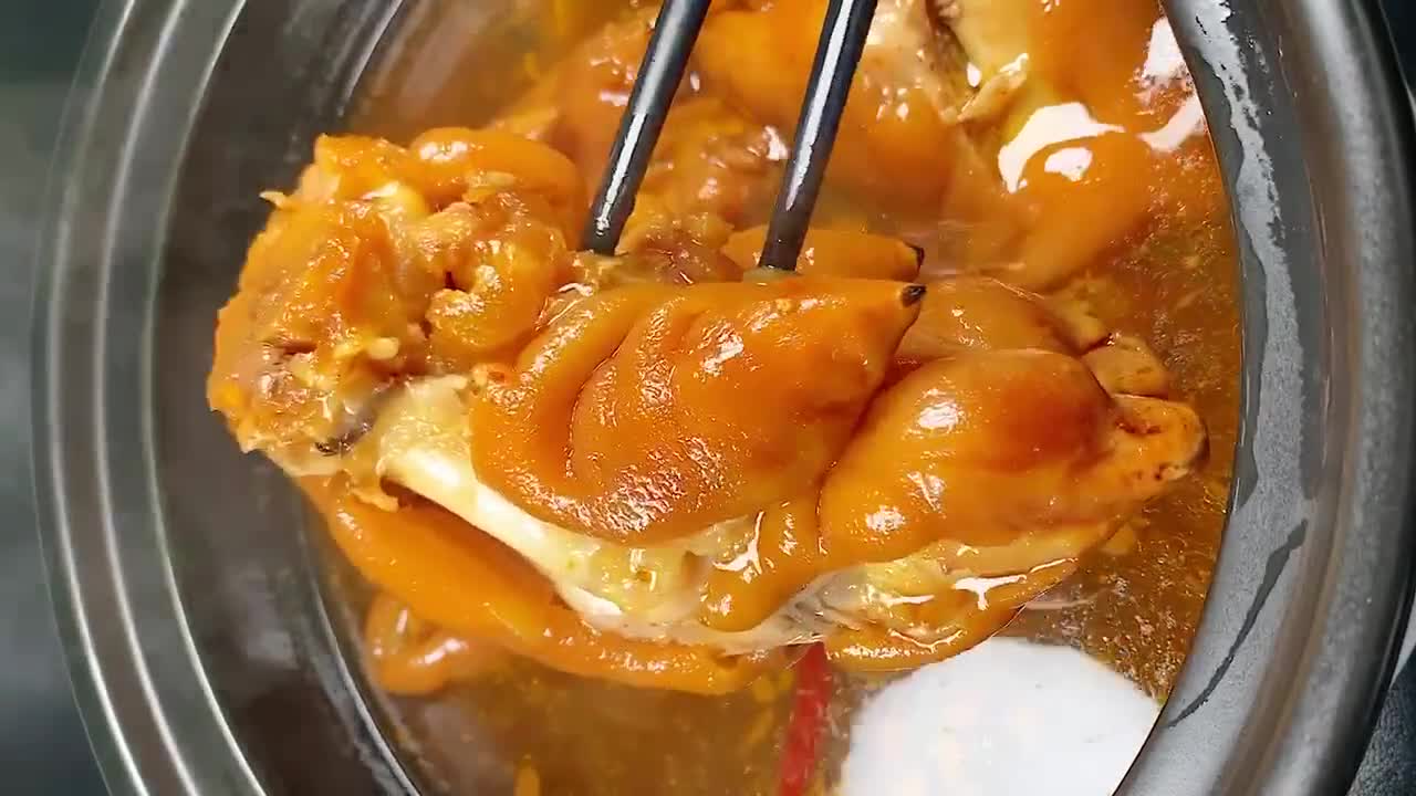 教你做好吃的卤猪蹄,酱香味美肥而不腻,既解馋又美味