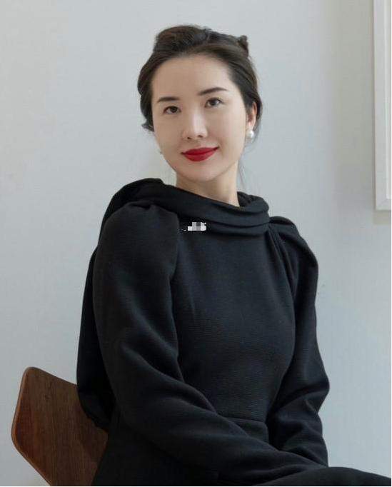 张大奕董花花私下风格相似,都爱穿黑色,网友夸她用正宫色号!