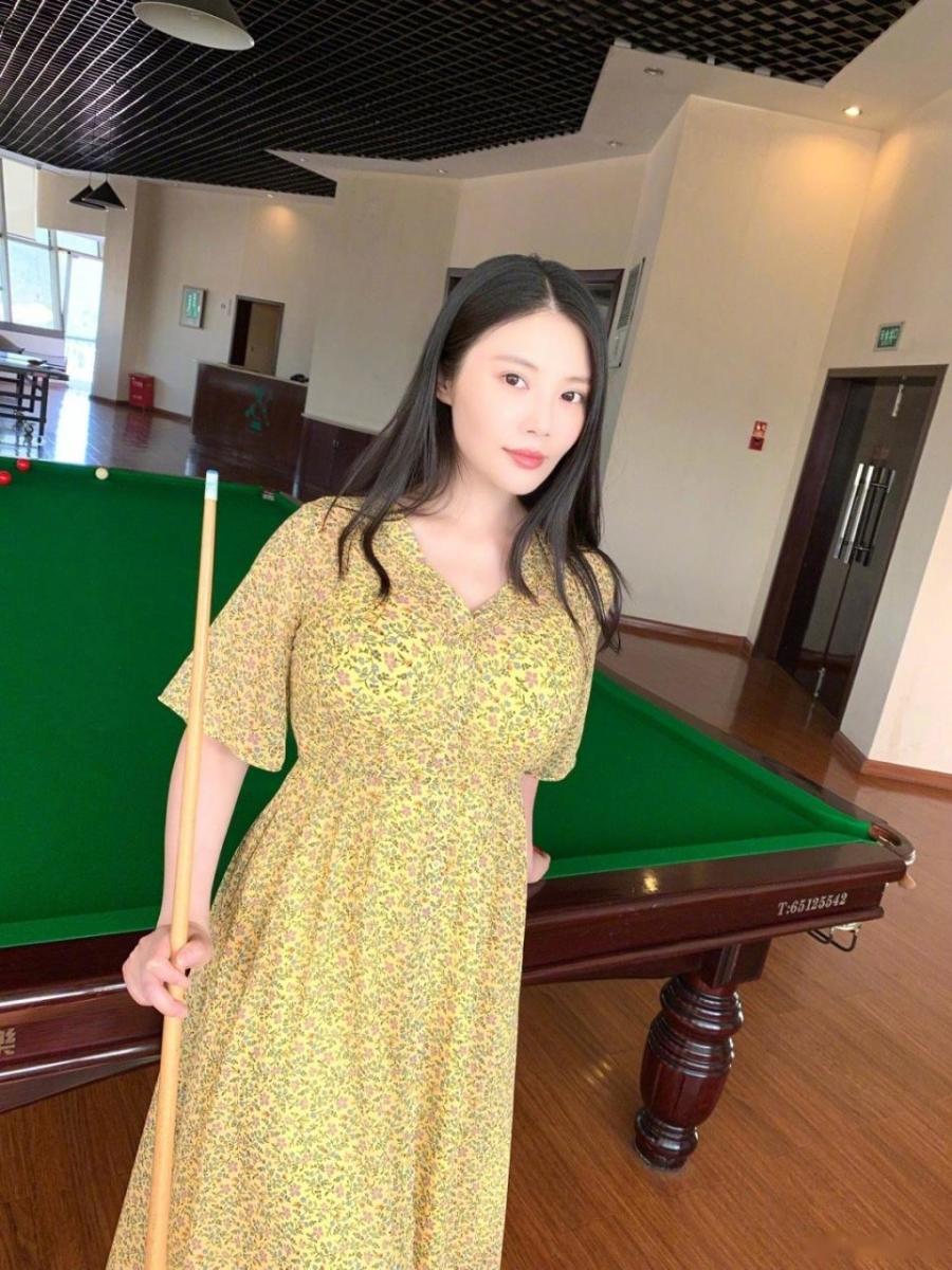 徐冬冬打桌球照片曝光,看她捏球杆的动作,技术如何一目了然