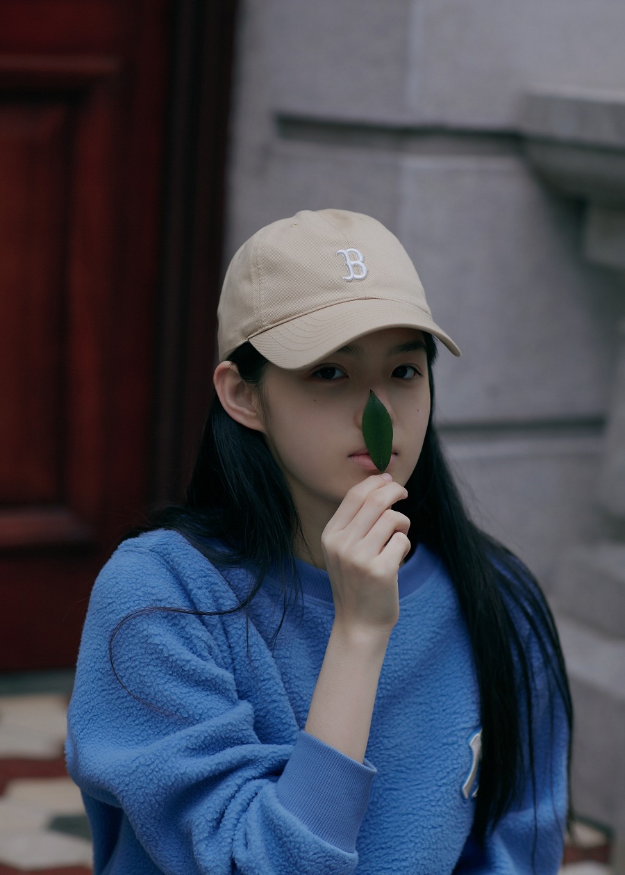 清冽文艺又灵动!演员艾米晒最新私服静谧美好