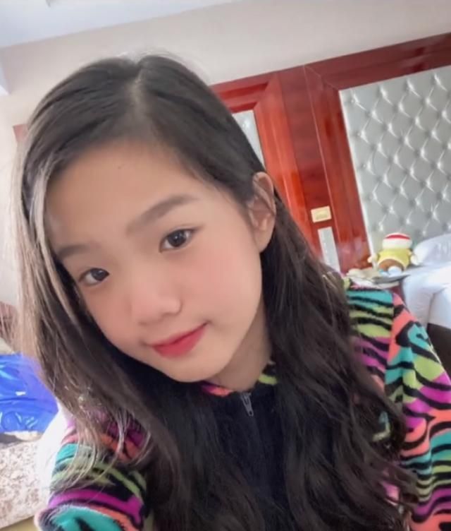 钟丽缇13岁女儿晒美照,穿运动背心露细腰,化妆美甲打扮似女团|张思捷