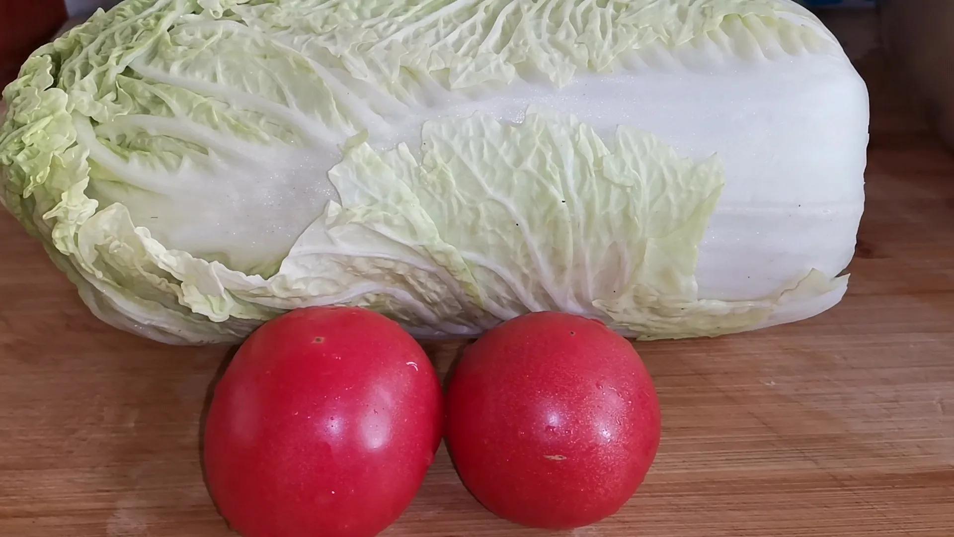 大白菜搭配2个西红柿,不用炒不用炖,出锅给肉都不换,太香了