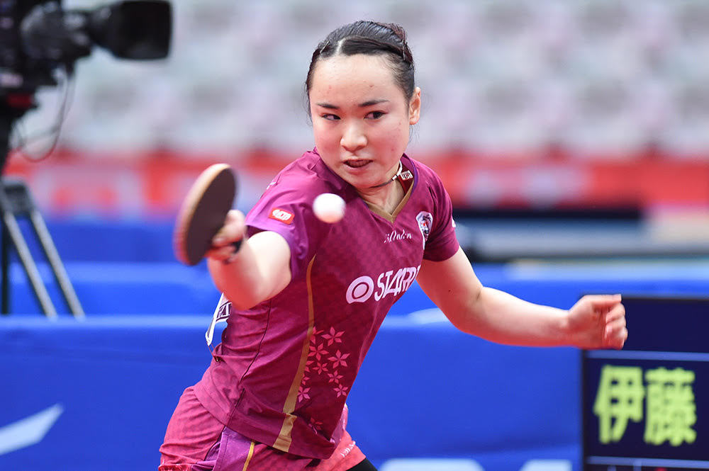 伊藤美诚盛装亮相!依靠窗户一脸娇羞,抬头仰望脚下满是落花