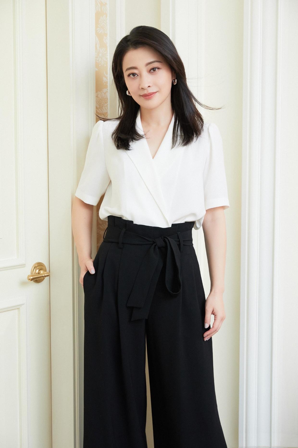 梅婷把"气质"这一款把握得很稳,穿印花外套搭配牛仔裤,超好看