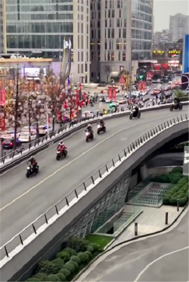 杜卡迪车队集体打卡成都网红坡每台车都超6位数红色居多