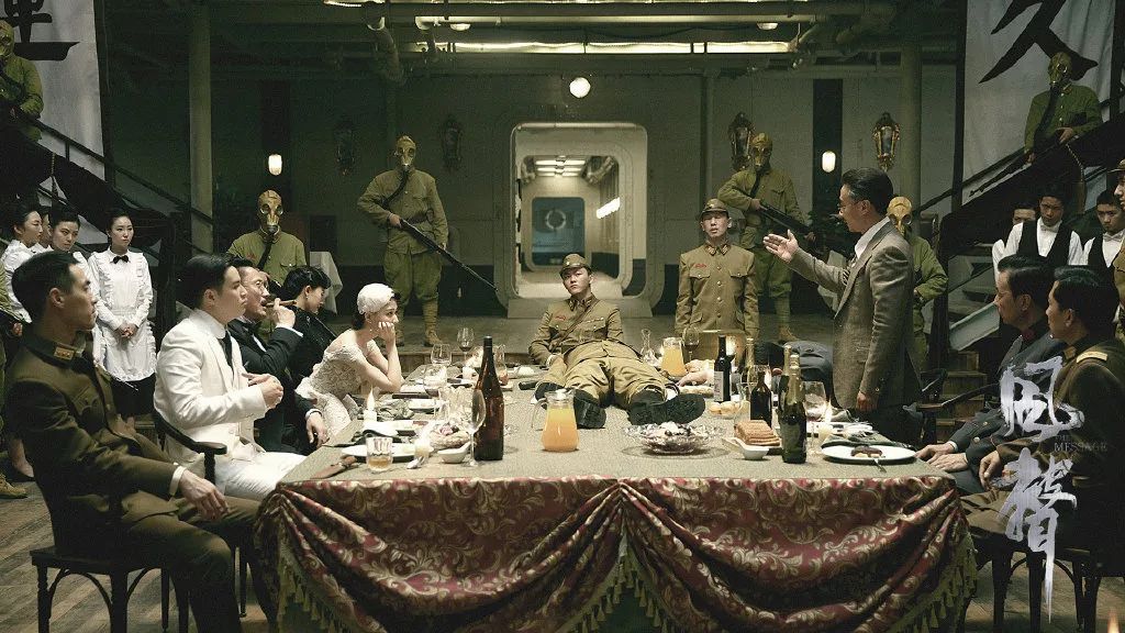 "《风声》的场景主要由密码船和裘庄组成,我们在一个大厅里拍了20多集