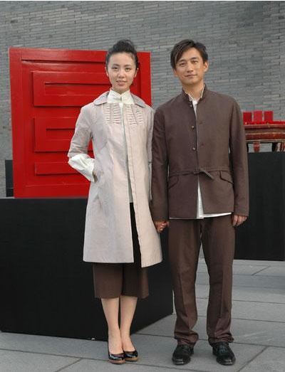 由于身高是172厘米,孙莉稍微穿高跟鞋就与黄磊个头差不多,她的女儿黄