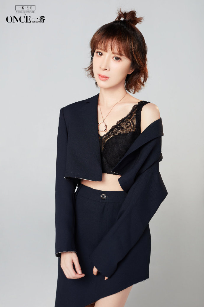 金巧巧因没有牌照高跟鞋驾驶遭质疑网友感叹脸也变了