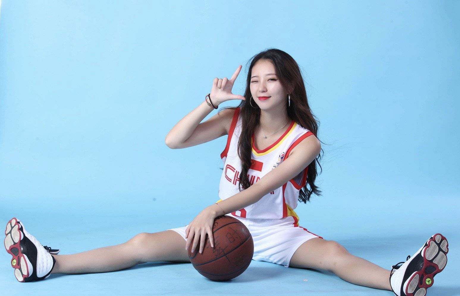 她是cba最美啦啦队身材高挑相貌出众易建联在她旁边都害羞