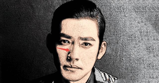 眼角向下倾斜也就是面相中我们常听到的眼角下垂,这种人看起来往往