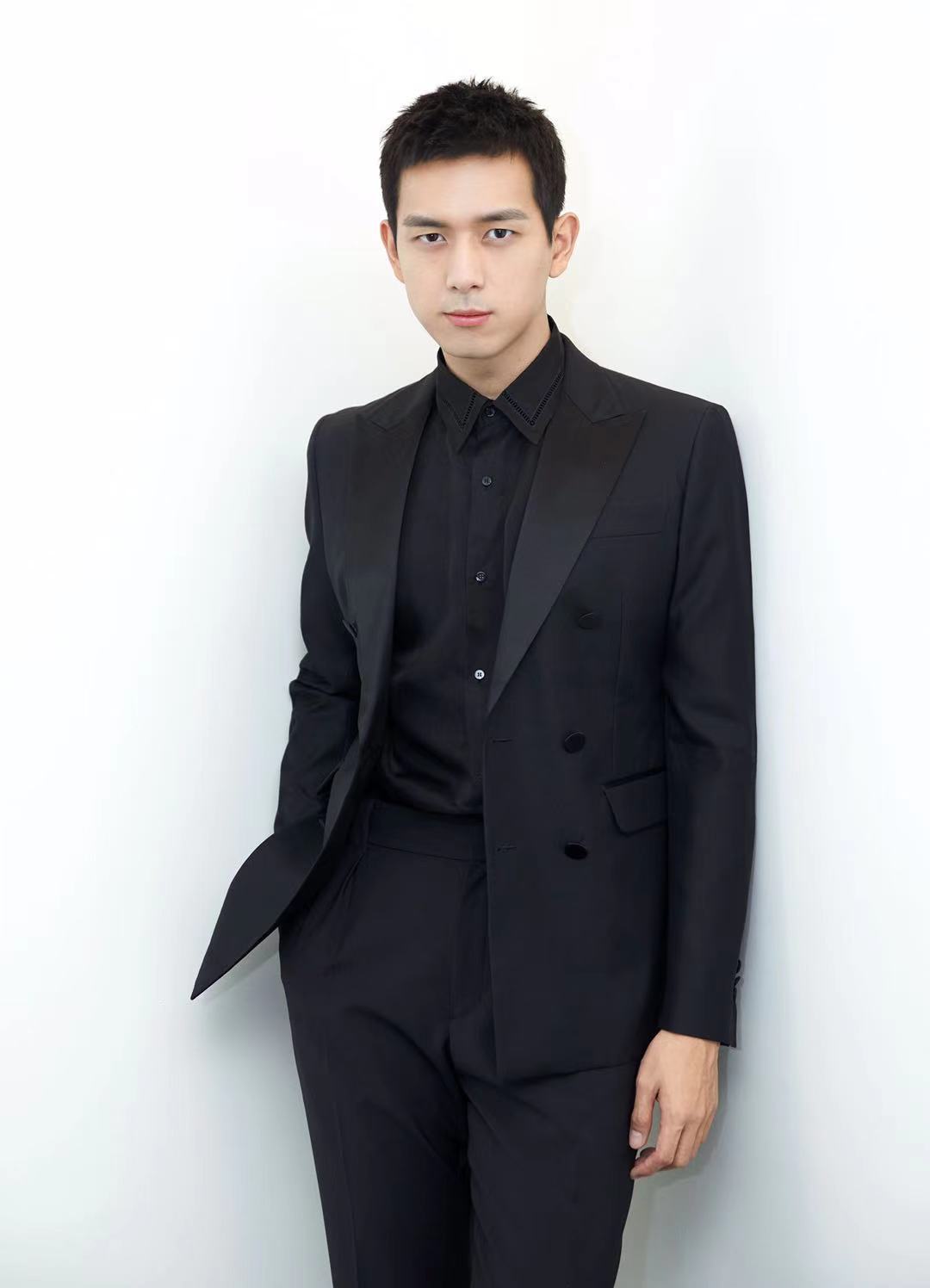 李现哥哥一身正装加毛寸头痞帅痞帅的