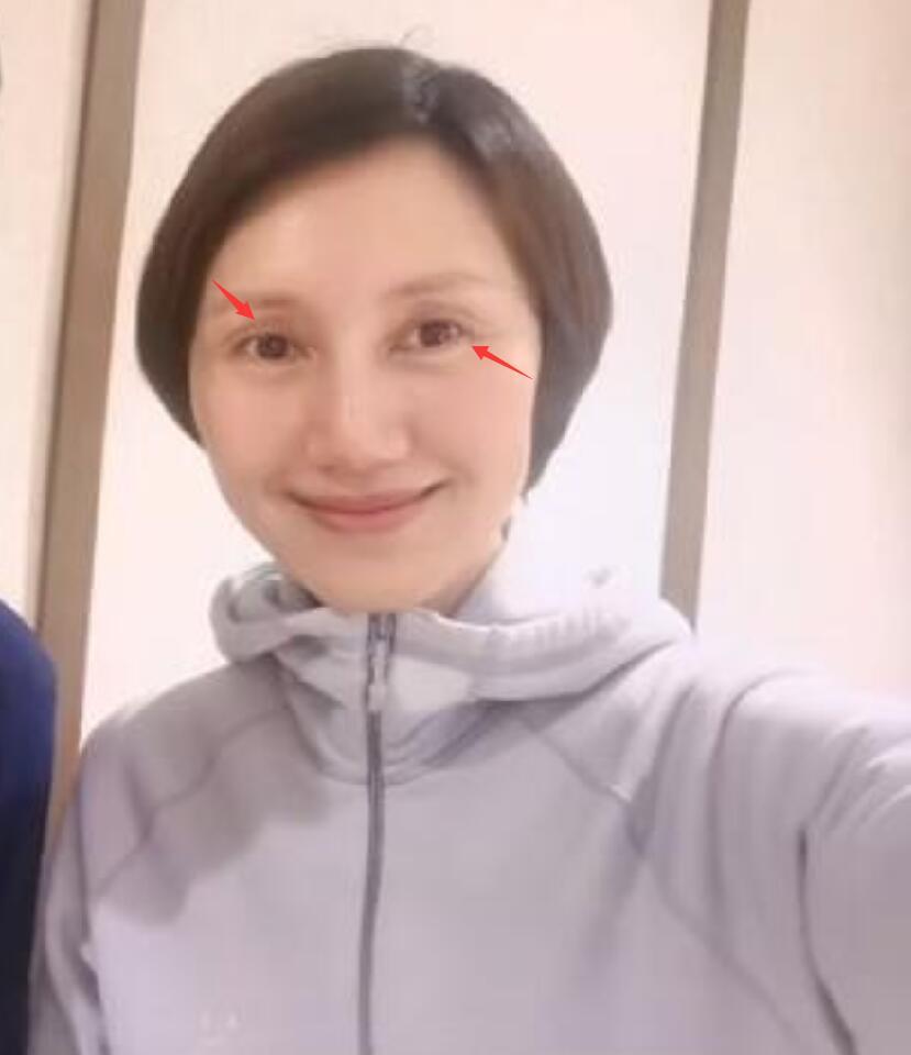 夏雨夫妇现身黄山43岁袁泉素颜怼脸拍无惧眼角皱纹自信微笑