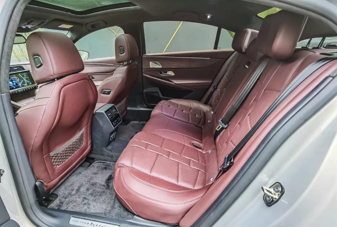 作为一款标准的中大型豪华轿车,ds 9的乘坐空间也令人满意,特别是宽厚