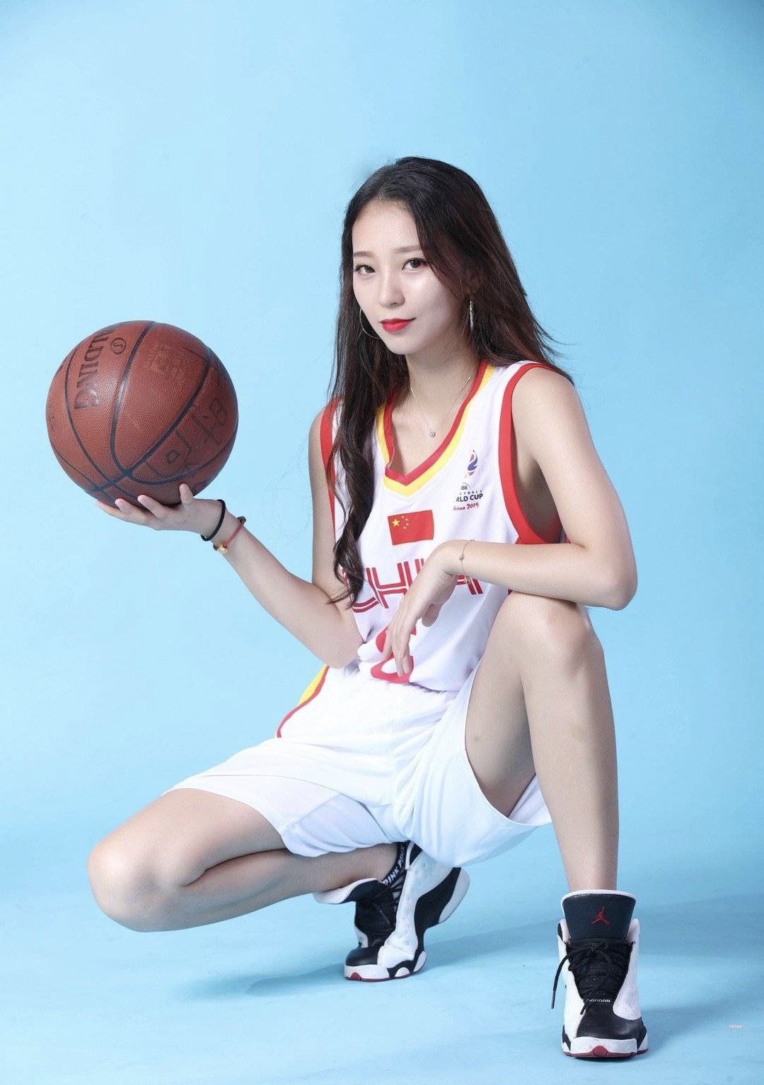 今天我们要说别的这个人物正是一个拉拉队员,她被称为cba最美的啦啦队