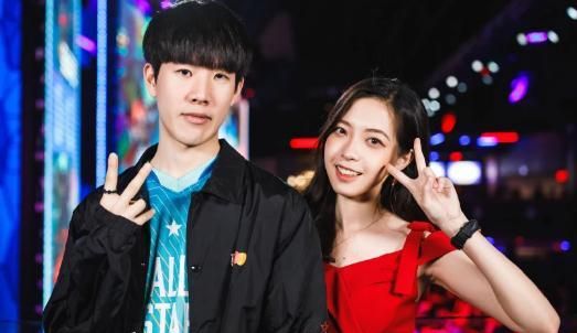 lol电竞情侣又撒糖?比起小钰采访rookie,更想看希然采访theshy