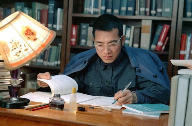 数学天才陈景润47岁娶小18岁的女军医唯一的儿子后来啥样