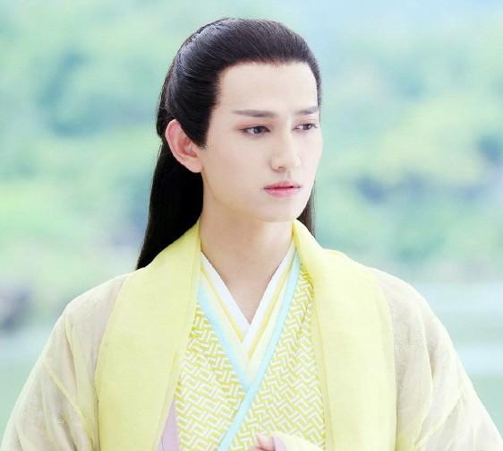 马可承认结婚大方晒婚戒官宣2年家庭生活大4岁妻子疑已怀孕