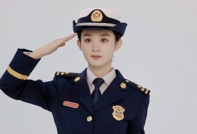 赵丽颖拍消防宣传大片穿上警服英姿飒爽帽子下的发型成焦点