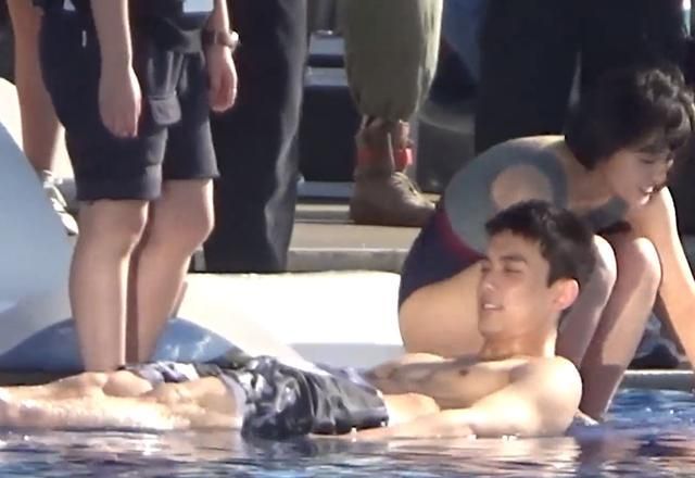 吴磊张子枫电影路透时隔多部剧再次合作泳池欢乐嬉戏真甜