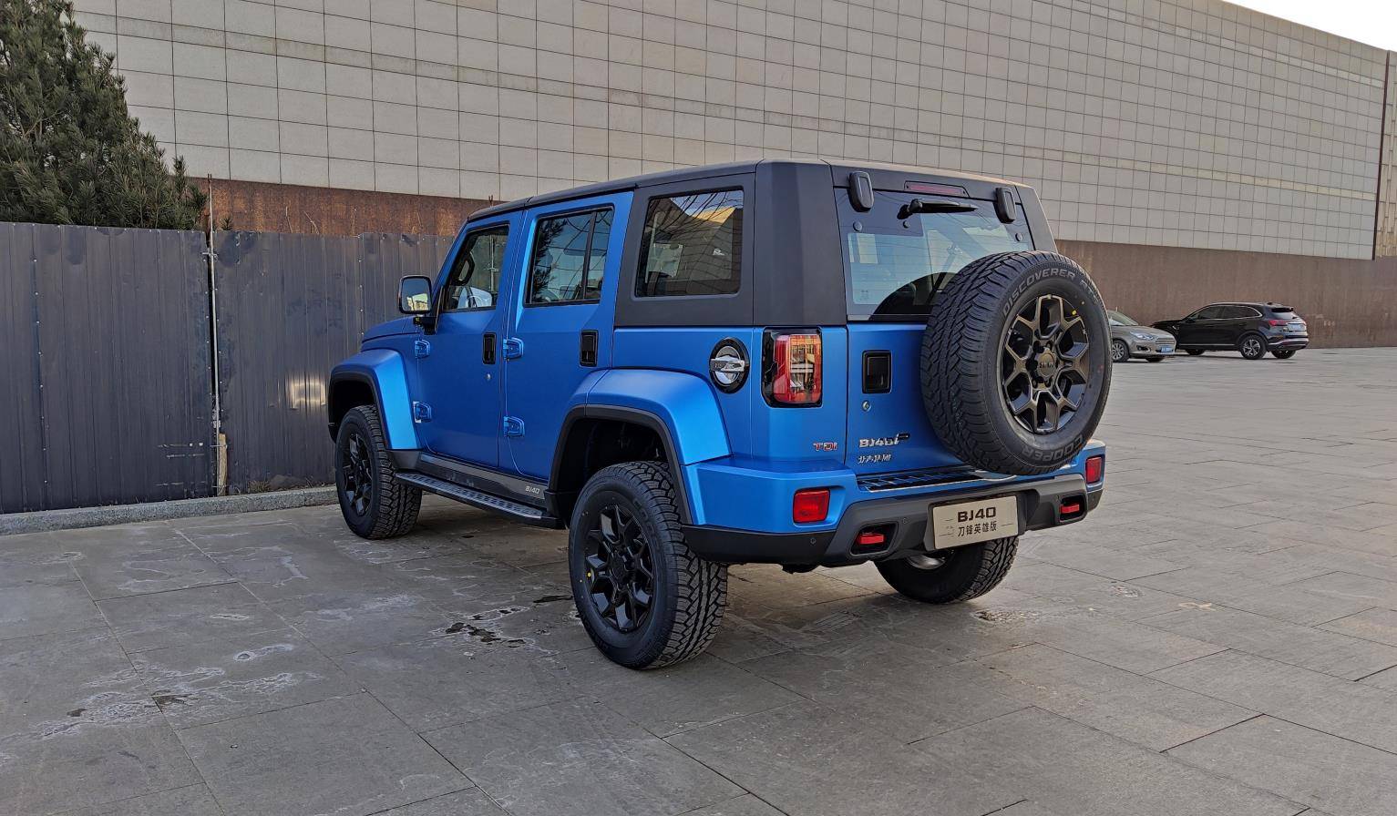 实拍北京bj40刀锋英雄版,黑色涂装更战斗!