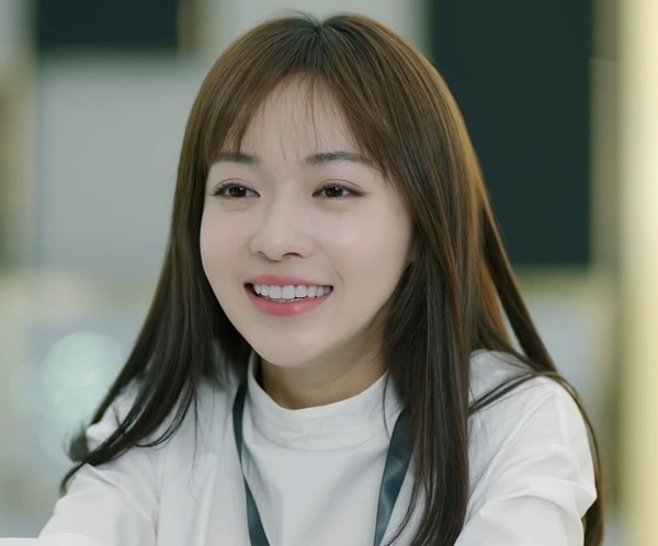 《正青春》开播,吴谨言再拿开挂女主剧本,但这次口