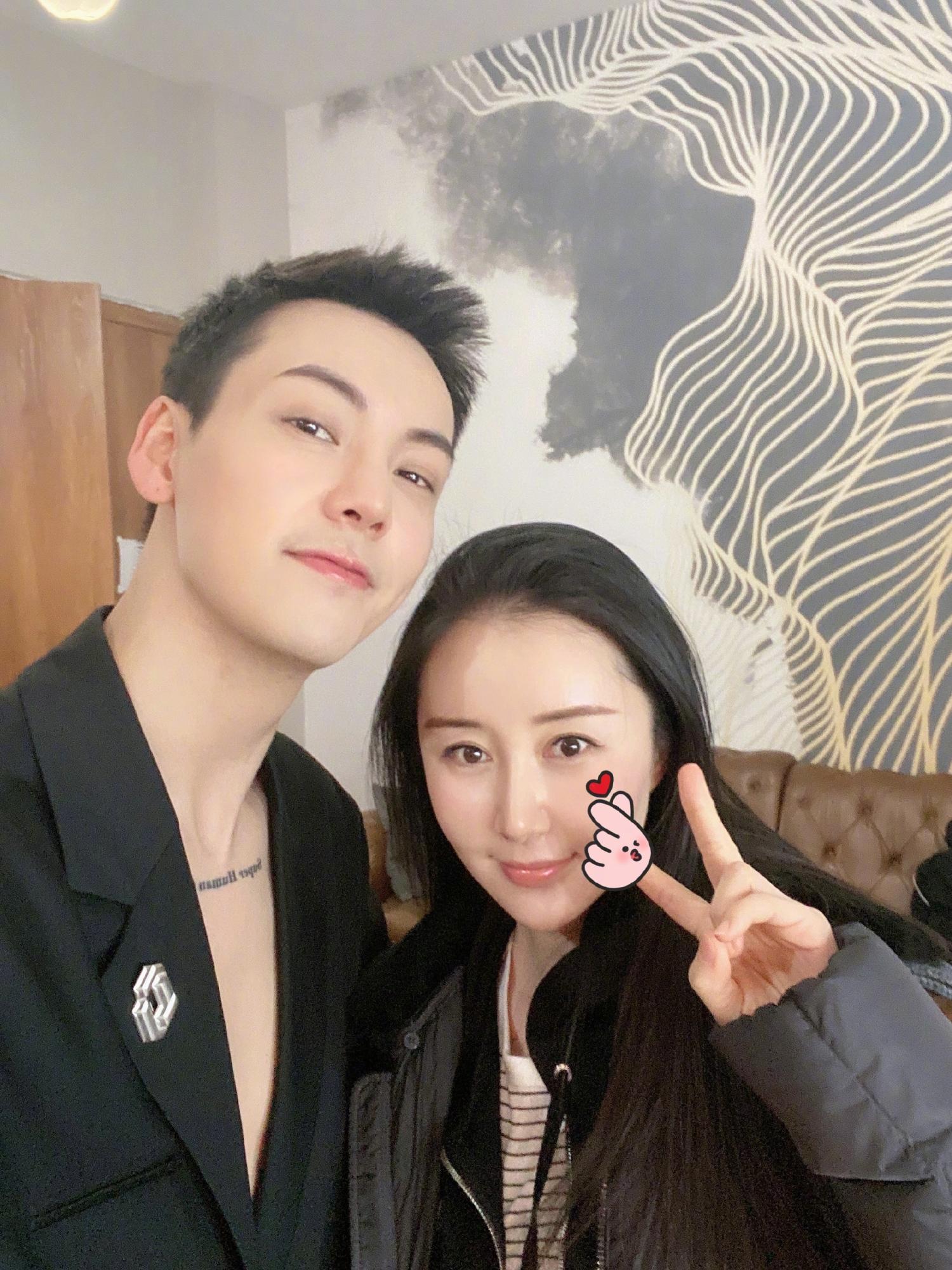 爷青回!舒畅晒与陈伟霆自拍合影,工作偶遇令人梦回活色生香剧场