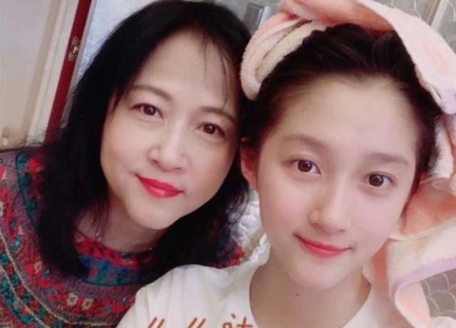 明星妈妈颜值哪家强?躲过了关晓彤的妈妈,却被张予曦妈妈美到了