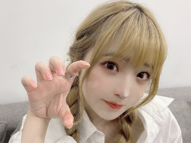 网红郝一点素颜出镜化妆,下巴红痘印明显,总裁娇妻人设放弃了?