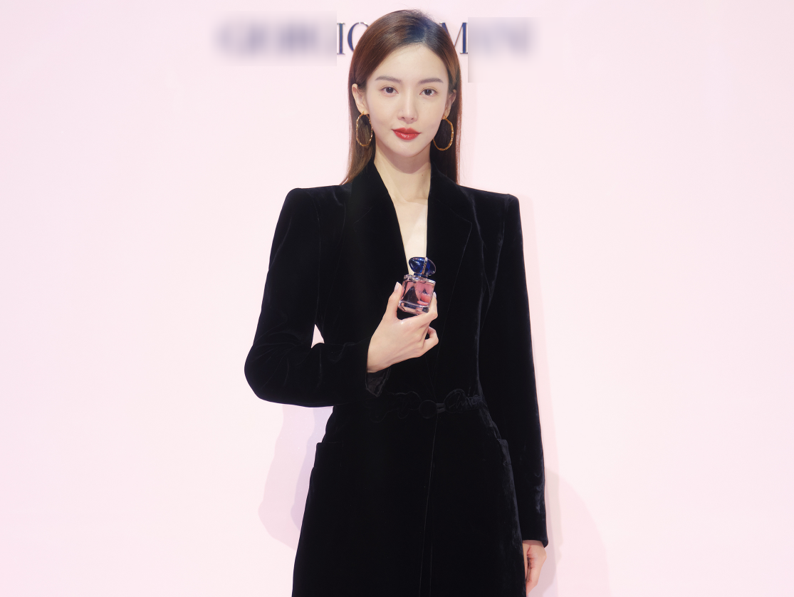 金晨探班采访视频流出在央视照妖镜下无精修颜值认真的