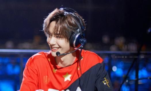 王一博在lol休息室的旧照曝光看他专注玩电脑妥妥的电竞男主
