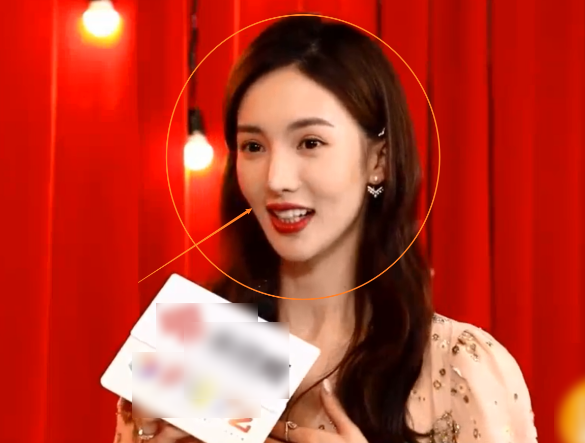 金晨探班采访视频流出在央视照妖镜下无精修颜值认真的