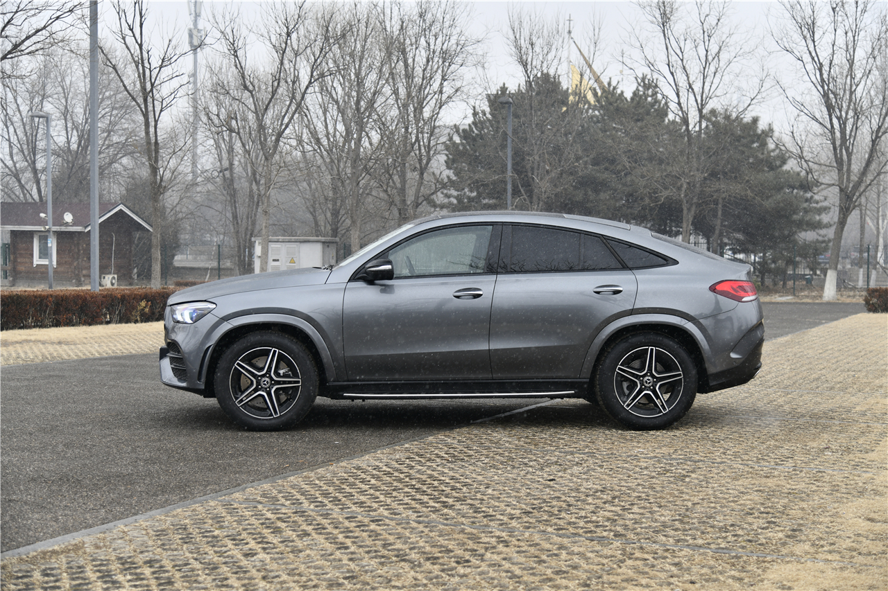 试驾奔驰gle轿跑suv,成年人不做选择题,轿跑和suv全都要