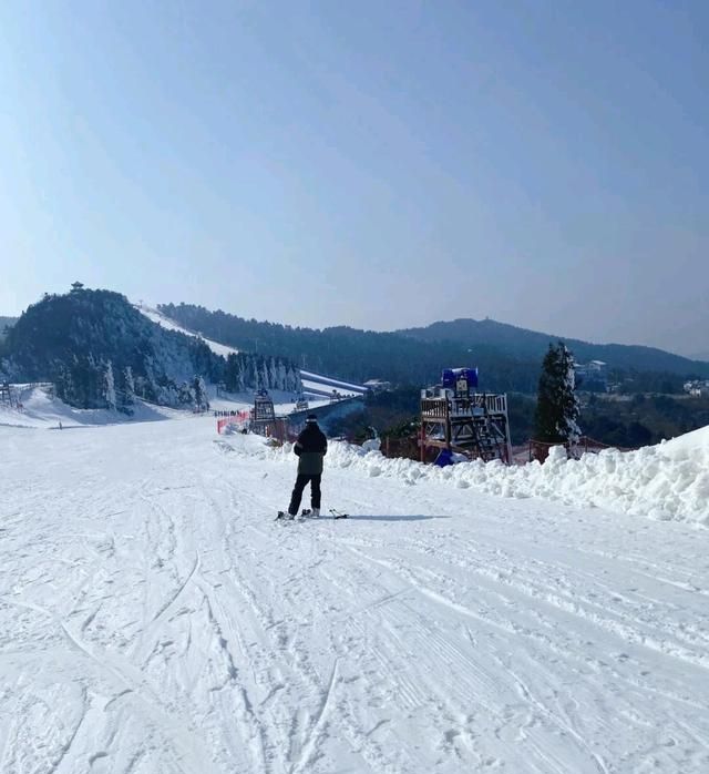 六盤水有兩個主要滑雪場:玉舍雪山滑雪場～梅花山國際滑雪場,兩個都去