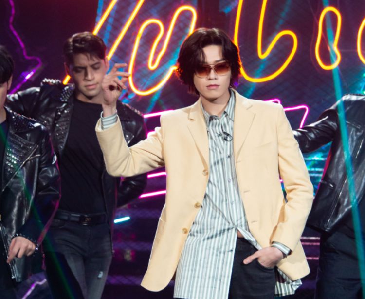 百变大咖秀王祖蓝扮华晨宇魏大勋遇本尊最佳竟是四美