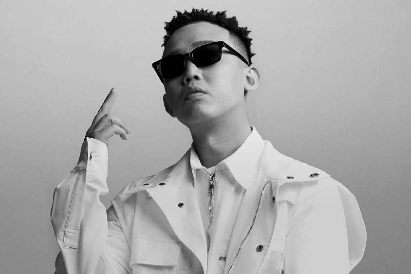 汪峰的烟瘾有多大被曝在室内抽烟大口吞吐云雾表情好惬意