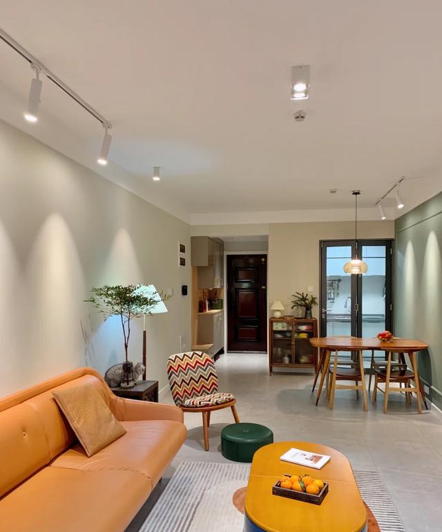 让区域的划分更清晰,客餐厅一体化,加上整体的石膏板吊顶和无主灯设计