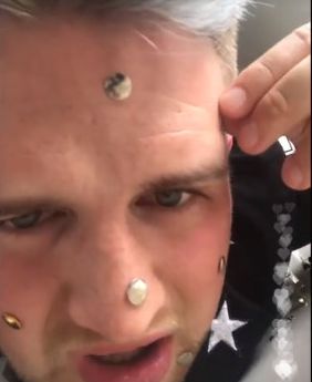 男子将100万个图钉撒到地上赤脚卧倒后悲剧了