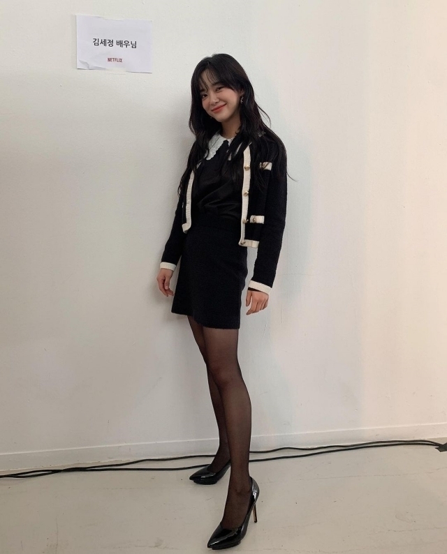 《驱魔面馆》女主金世正私服穿搭超有型,三种风格穿