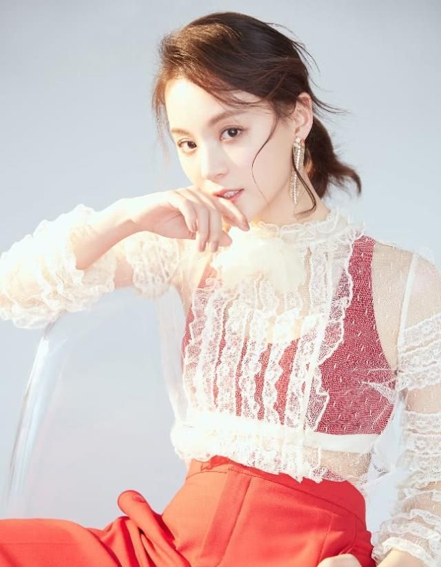 毛林林裤子不同寻常,两边用扣子扣上,搭配薄纱上衣更时尚了!