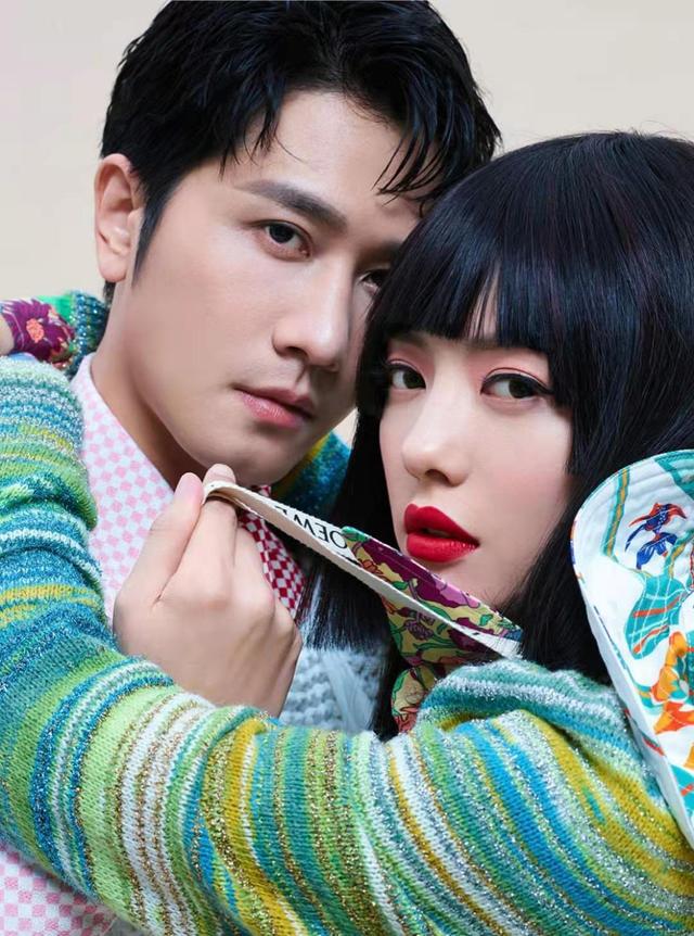 蔡文静彭冠英穿情侣装拍禁欲大片甜蜜相拥配一脸网友满足了