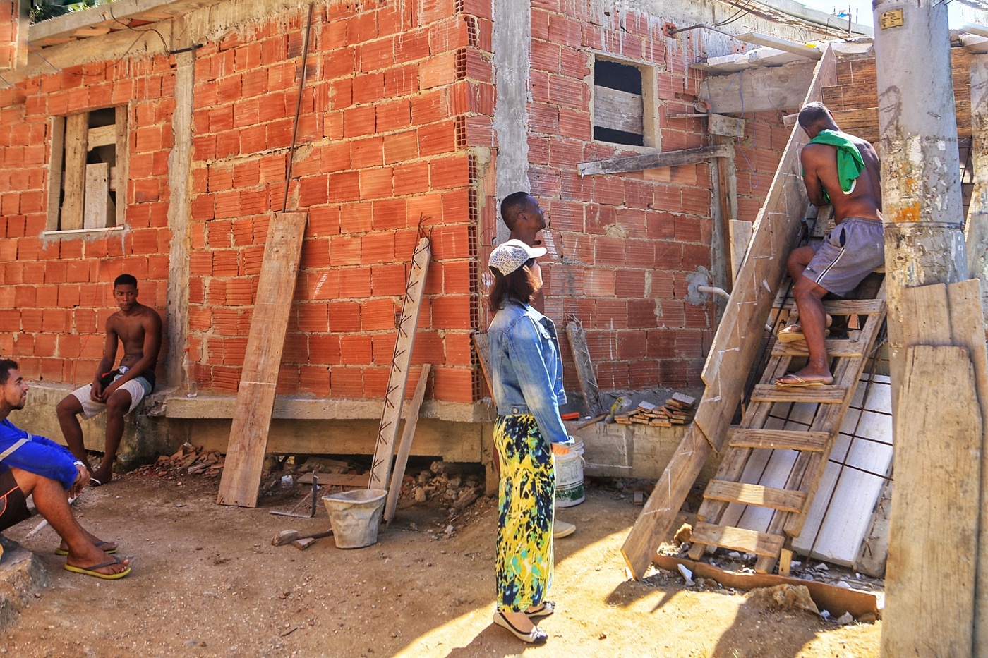 真实巴西贫民窟:房很破比基尼妹子满街走,人穷友好但别乱去!