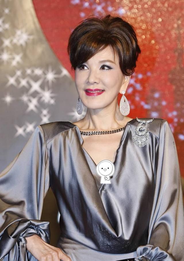 陈莎莉不愧是太后专业户穿衣自带奢华气场一点没有俗气感