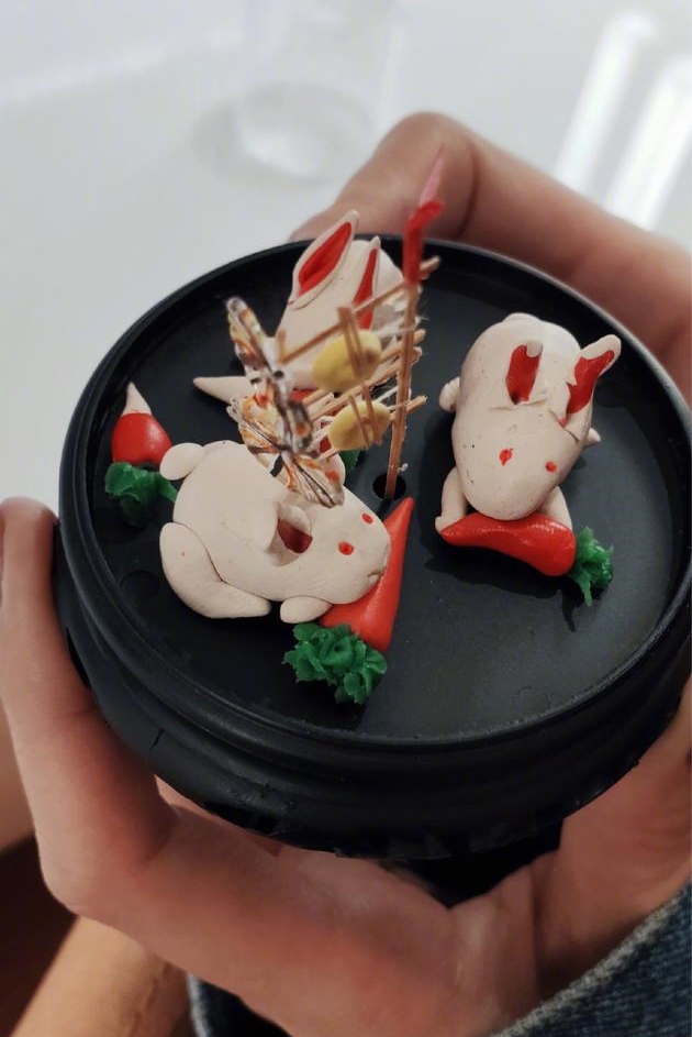 杨幂晒亲手捏的兔子面人 单手比耶少女感十足