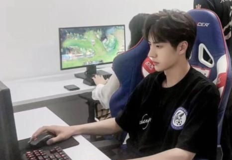 王一博在lol休息室的旧照曝光看他专注玩电脑妥妥的电竞男主