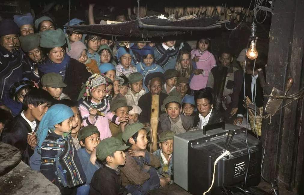 90年代的温州普通家庭晚饭之后,一家人便守在电视机旁收看电视节目