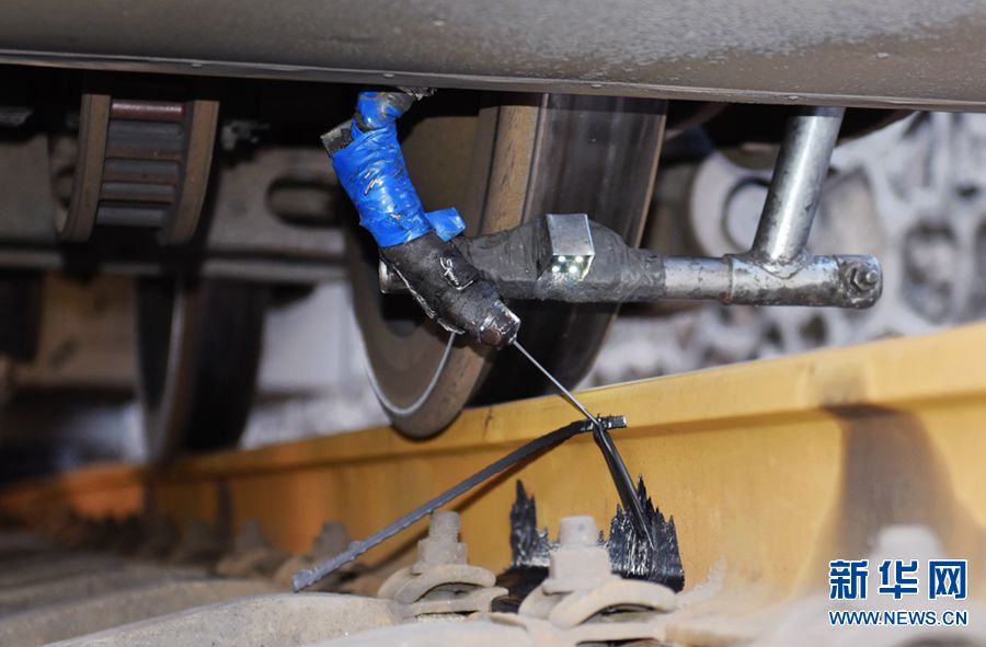 钢轨润滑师:护航春运保安全